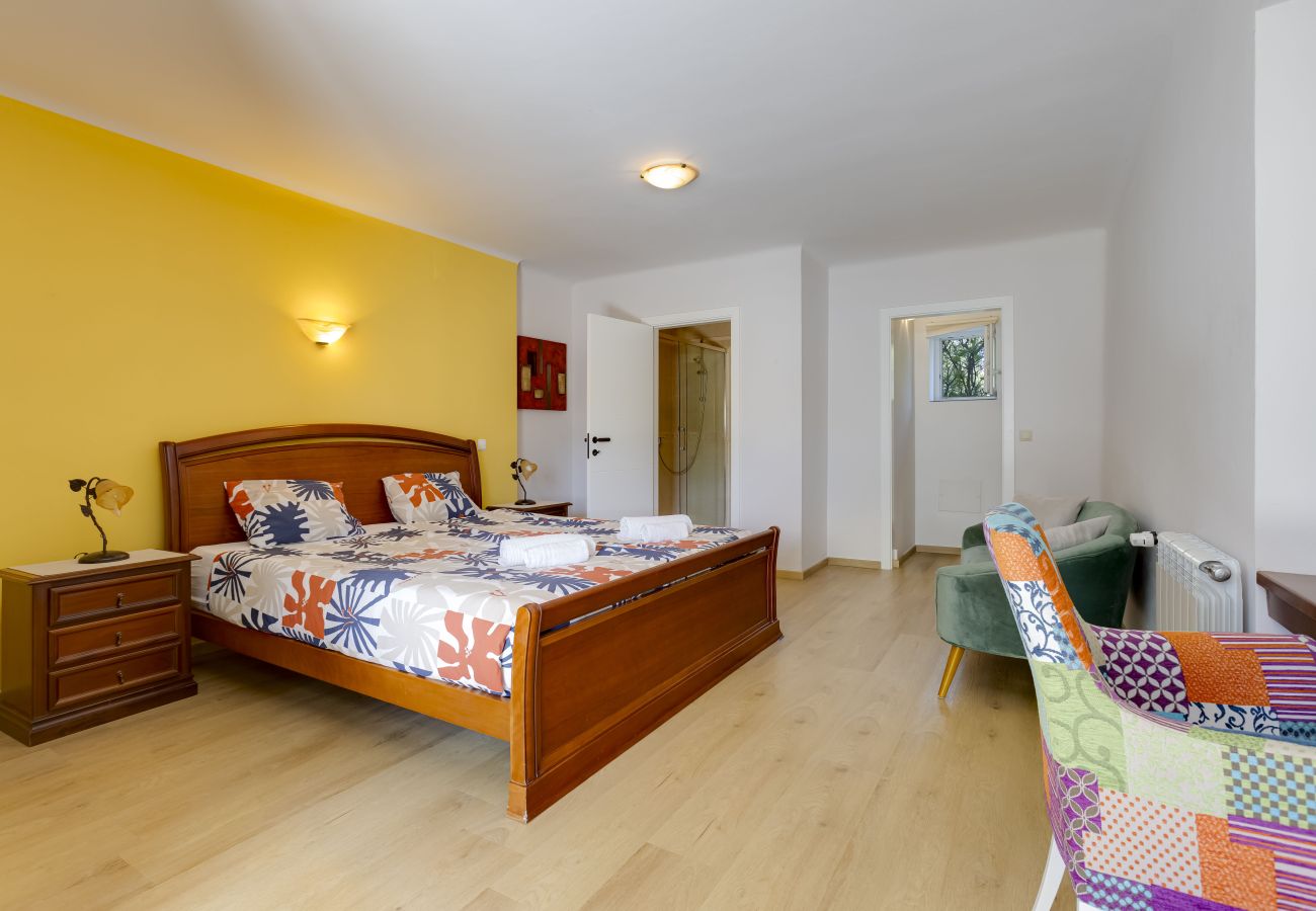 Rent by room in Lagos - Nice Double bedroom in a beautiful Quinta - QR06