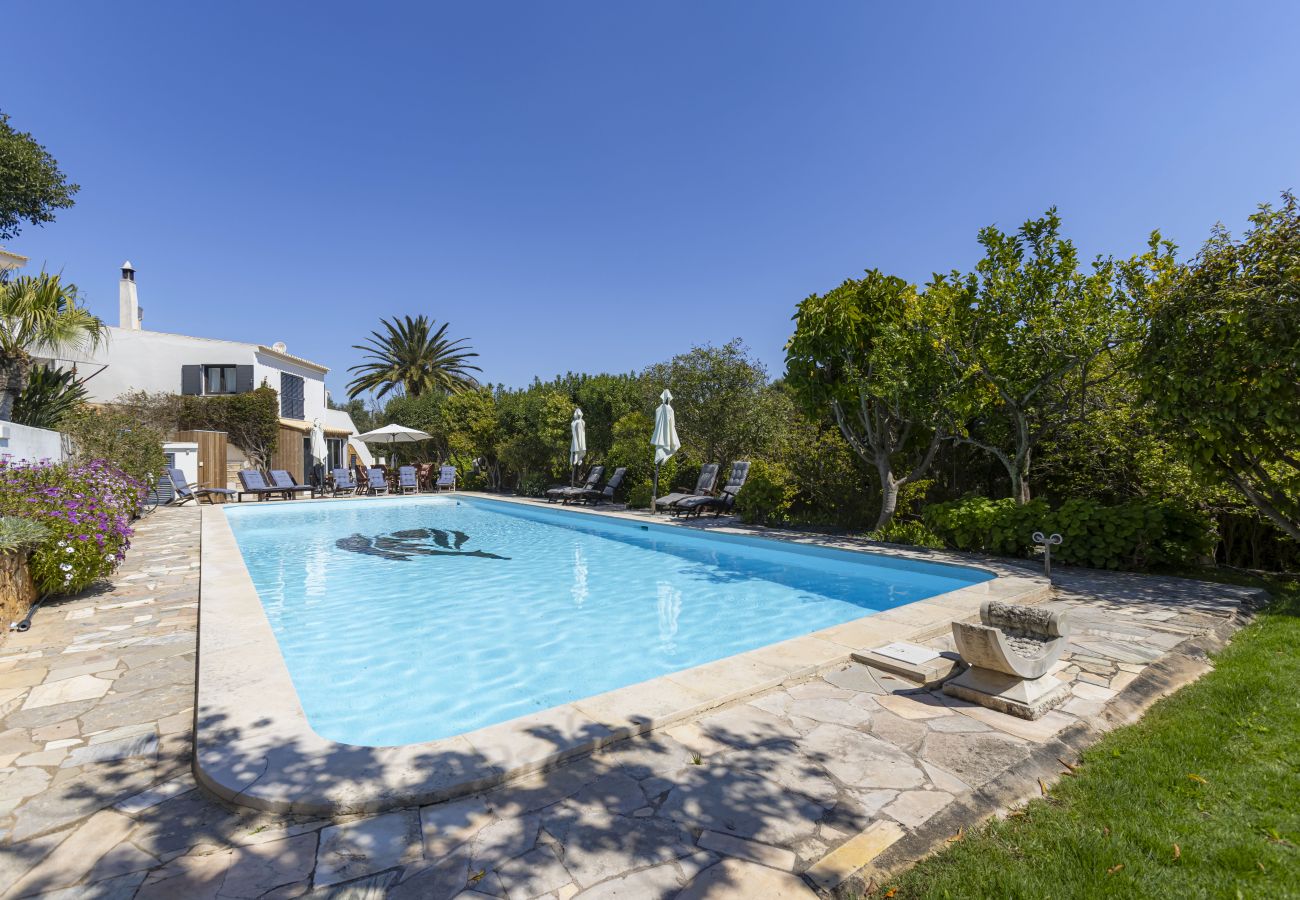 Rent by room in Lagos - Great double bedroom in beautiful Quinta - Q007